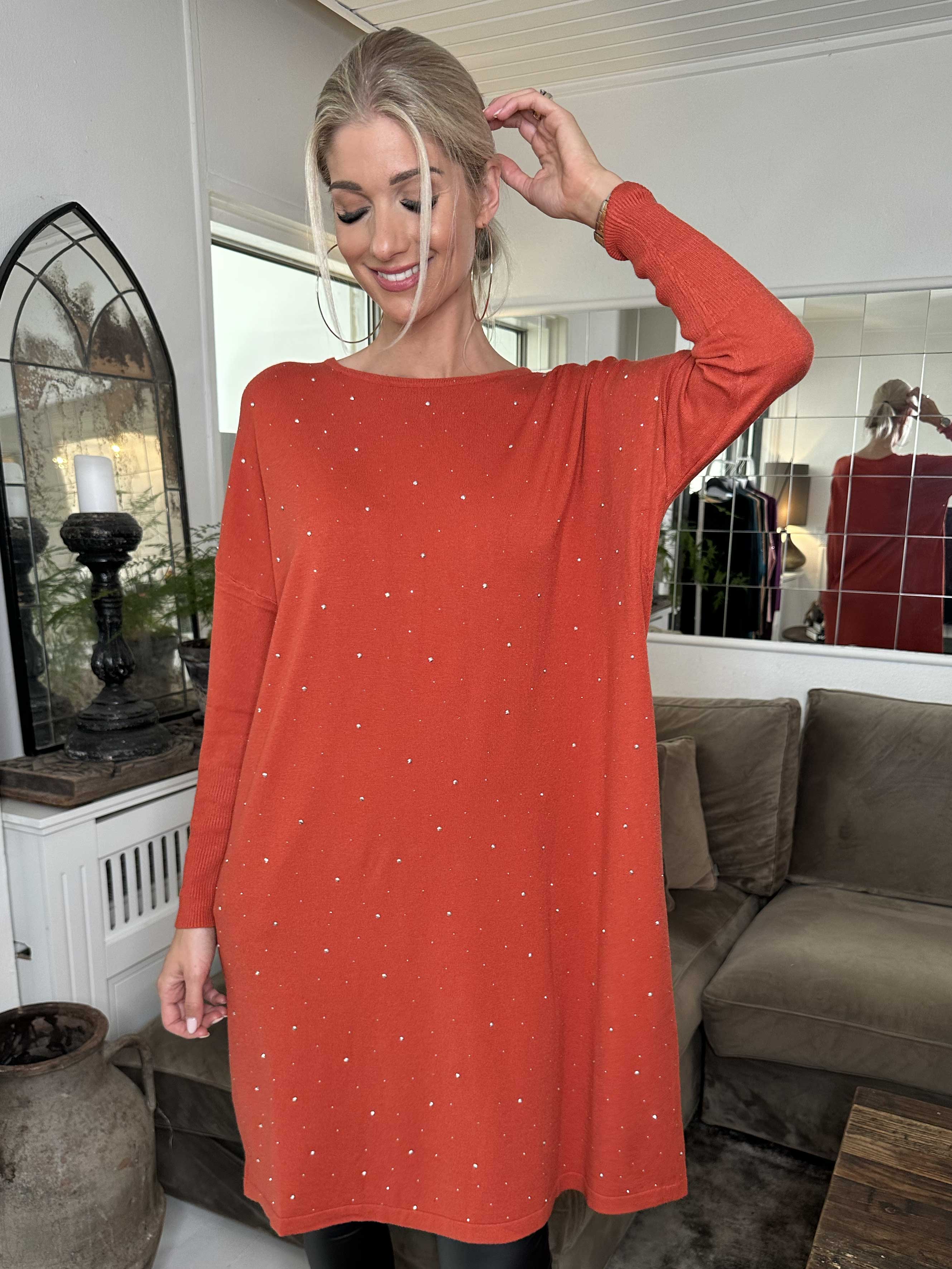 Elisa - Mjuk stickad klänning dekorerad med små stenar